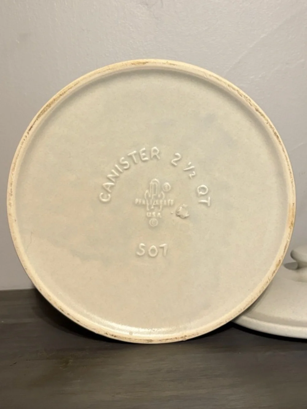 Yorktowne by Pfaltzgraff Stoneware cookies Canister. 2 1/2 qt 507